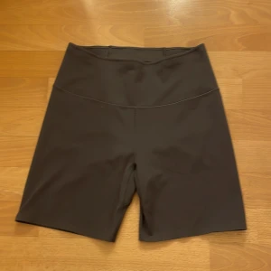 Tränings shorts - Säljer tränings shorts som aldrig kommer till användning. Få antal använda, bra skick. Säg till om fler bilder behövs 💕