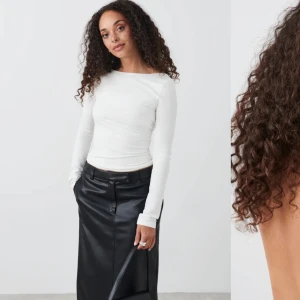 Topp med öppen rygg från Gina Tricot - Säljer denna topp med öppen rygg från Gina Tricot i soft touch kollektionen. Den är i storlek XS och är endast använd en gång. Den är helt slutsåld! 🫶