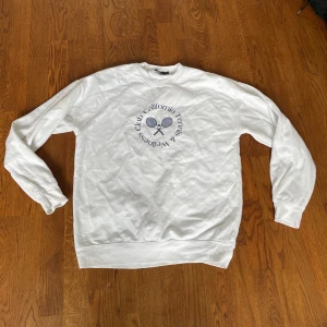 Vit sweatshirt  - Vit sweatshirt med tryck från bohoo i storlek S