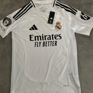 Real Madrid Mbappe 24/25 - Nya real madrid tröjan med mbappe där bak. Äkta, men säljer pga för stor samt att jag redan har en annan. Vid fler frågor är det endast att skriva! 
