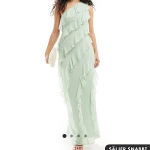 Jättefin sommarklänning, använd 1 gång! - Långklänning i färgen mint grön, köpt för 959kr, använd 1 gång 