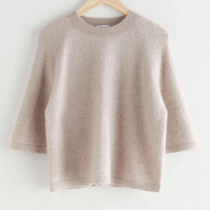 & Other Stories stickad t-shirt - Säljer denna jättesnygga stickade t-shirten p.g.r den inte kommer så mycket till användning. Använd fåtal gånger & tvättad en gång. Jättebraskick och är som ny! Skriv om funderingar💕💕