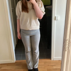 STICKAD PUFFÄRMAD TRÖJA - Nästan oanvänd beige stickad puffärmad tröja från VERO MODA i stl M. Bra skick 