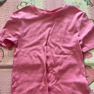 Rosa kortärmad tröja - Rosa kortärmad tröja ifrån Newyorker Strl: XS Sjukt fin  Använd fåtal gånger Mycket bra skick Från: newyorker