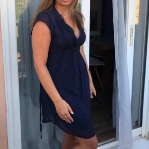 Blå klänning - Blå klänning med genomskinliga partier🩵💙