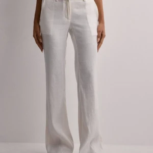 Vita linnebyxor  - Säljer mina helt nya linnebyxor med prislapp kvar! Nypris 500kr