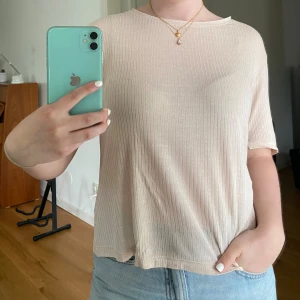 mönstrad topp  - Gullig topp i otroligt skönt material, mönstret syns lite närmre på andra bilden!