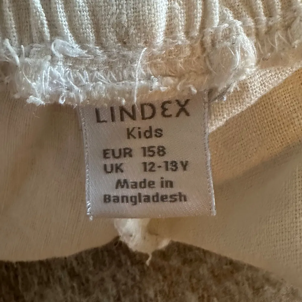 Säljer dessa linnebyxor från Lindex. De är från barnavdelningen men passar mig som har xs. Köpta förra sommaren. Priset kan diskuteras 💕. Jeans & Byxor.