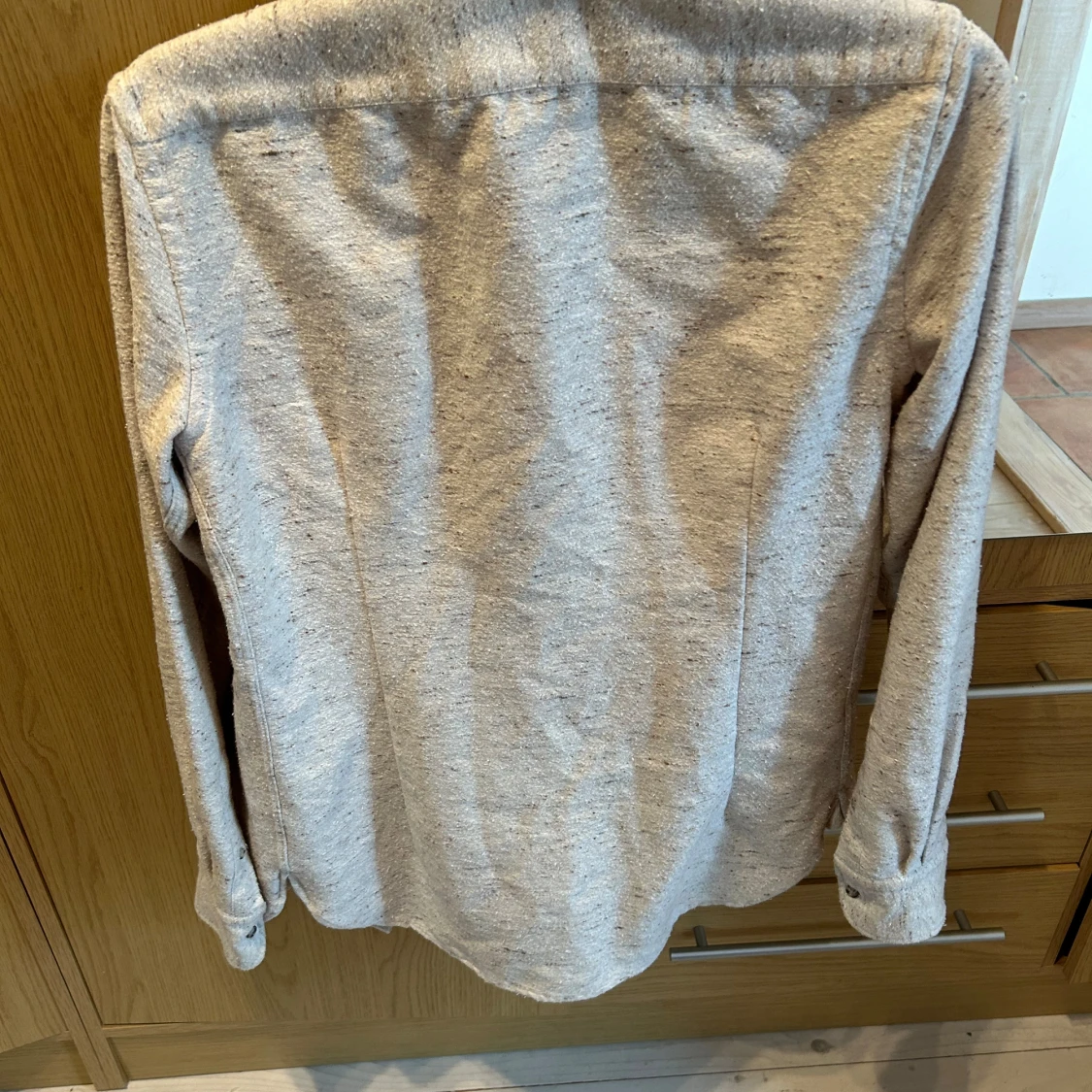 Massimo dutti skjorta i en beigevit färg - 91