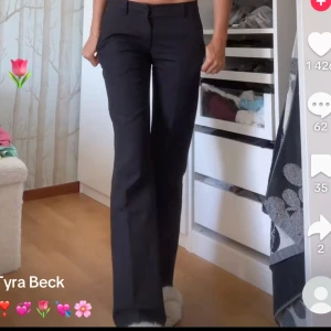 Kostymbyxor - Jätte fina lågmidjade kostymbyxor. Modellen Vera och har slits på sidan. Jätte fint skick❤️