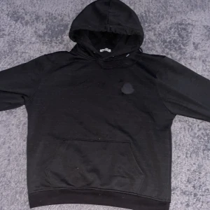 Moncler black label hoodie - MONCLER | HOODIE | STORLEK (M) OBS! Ej äkta därav det billiga priset  Hör av dig i dm för mer info