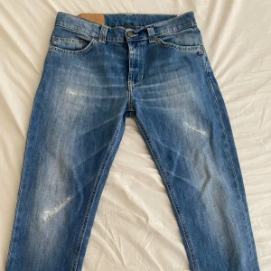 Dondup jeans - Säljer dessa feta dondup jeans för de har börjat bli för små för mig storlek 31 skriv för frågor billigare pris vid snabb affär!☺️