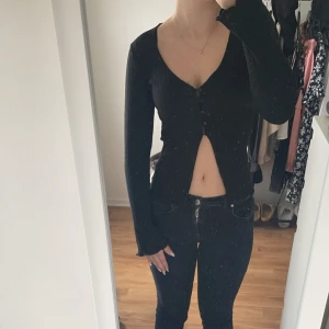 Svart topp från Gina  - Storlek xs och är inte använd mycket alls, den är även inte nopprig så tyget är rent och fräscht. Jag köpte tröjan för 300, så känner att 100 blir bra💕