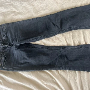 Svarta lågmidjade jeans  - Fina lågmidjade jeans med bootcut!!