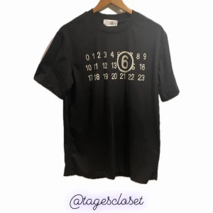 Maison Margiela T-shirt - Tjo, säljer denna fina Maison Margiela t-shirten. Köpt *NY* på en second hand i Japan och är i nyskick och ändats testad av mig. Köpt för runt 1700kr och nypris är ca 3000kr. Storleken är M o den passar större o mindre beroende på passform. Skriv🙋🏻‍♂️🙋🏻‍♂️ 