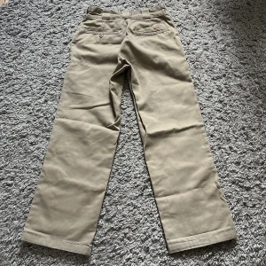 Dickies 874 orginal fit byxor  - Säljer dessa super feta beiga byxor för att de inte passar mig längre. Cond är 7/10, se slitage på bild 3. Skriv för fler frågor, pris kan sänkas vid snabb affär!:)