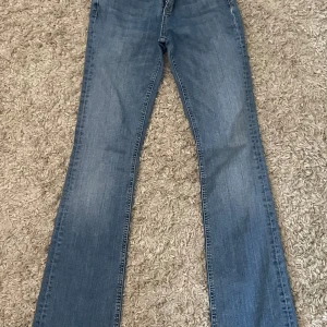 Snygga jeans  - Super snygga jeans bootcut och lågmidjade från zara fint skick men har tecken på användning 🩷🩷