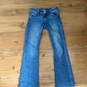 Jeans - Säljer de här jeansen ifrån Gina Young. De är superfina men kommer inte till användning. Hela och rena.