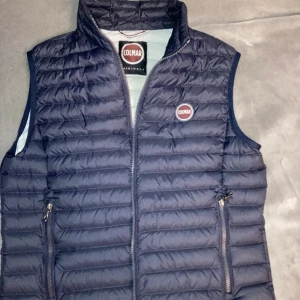 Colmar väst - Strl 48  Skick 9,5/10 extremt bra skick , inga defekter eller liknande. Kvitto från mk där den är köpt  finns Pris kan diskuteras