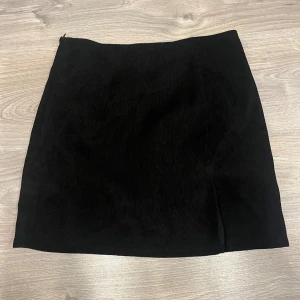 Svart minikjol - Svart ribbad minikjol i storlek S med slits som aldrig använts förr 🖤