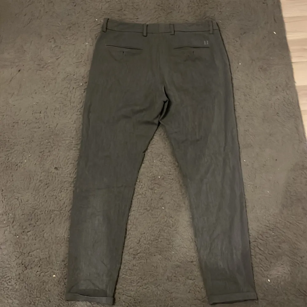 31/30 på dem ljusgråa och 32/30 på dem mörka. Les deux. Båda är i skick 8/10.  250kr styck. Jeans & Byxor.