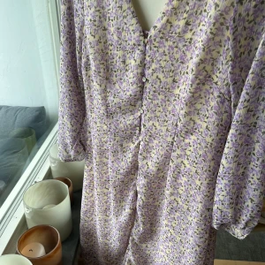 Klänning  - Adoore liknade fast från vila.  Som ny! Vit/ljus gul med lila blommor.  
