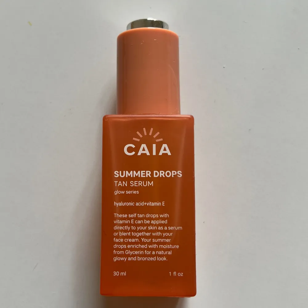 CAIA SUMMER DROPS tan serum, endast testad en halv pump på handen, annars helt ny! Superfin färg och glow efter användning. Skönhet.