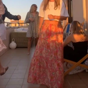 Långkjol  - Säljer den här så fina blommiga långkjolen!! Mycket fint skick🩷