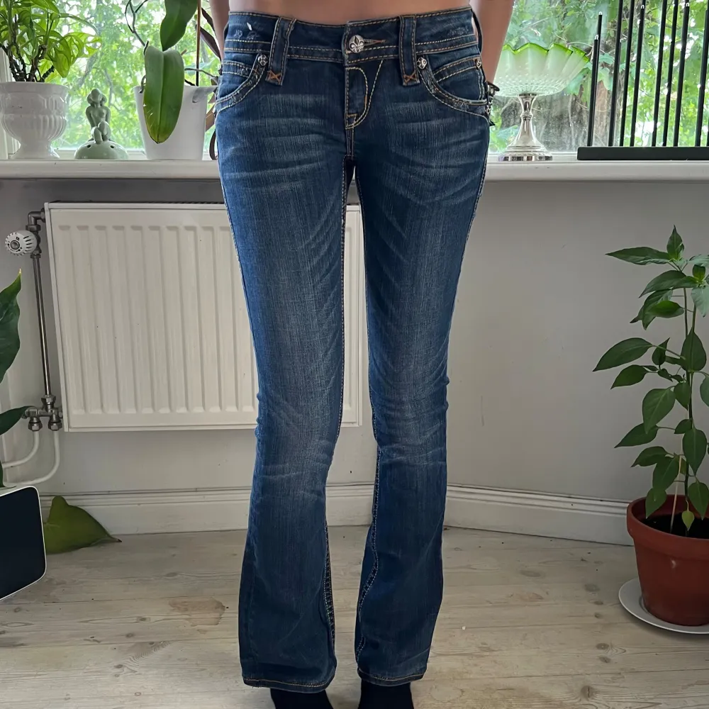 Rock Revival lågmidjade bootcut jeans💗 Midjemåttet rakt över är 34cm. Innerbenslängden är 79cm. Benöppningen är 20cm. Modellen är 170cm lång.  Frågor är varmt välkomna💗 Mer liknande på profilen‼️ A11 230 . Jeans & Byxor.