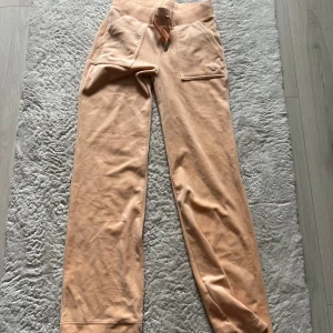 Säljer mina beige/orange juicy🧡 - säljer mina superfina beige/orange juicy byxor med fickor bak🧡 dom är endast använda 1 gång och är i superskick!💕 pris kan diskuteras! nypris: 1100🫶