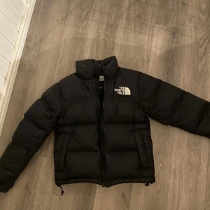 The north face-1996 - Storlek: Xs köpt i december, väldigt lite använd då jag inte gillade passformen. Jag är 160cm Köpt på Asos för 4059kr nypris. Säljer för 1600kr alt bud.  Kan skicka egna bilder, hel och ren. 