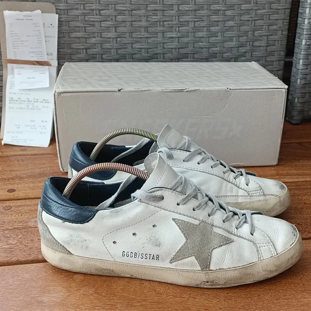 Säljer dessa äkta Golden Goose superstars | kvitto och box medföljer |Italiensk storlek 40 men sitter mer som 41 | Nypris: ca 5000 kr | Vårat pris: 2799 kr | Tveka inte att höra av er vid funderingar eller intresse | priset går att diskutera . Skor.