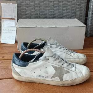 Säljer dessa äkta Golden Goose superstars | kvitto och box medföljer |Italiensk storlek 40 men sitter mer som 41 | Nypris: ca 5000 kr | Vårat pris: 2799 kr | Tveka inte att höra av er vid funderingar eller intresse | priset går att diskutera 