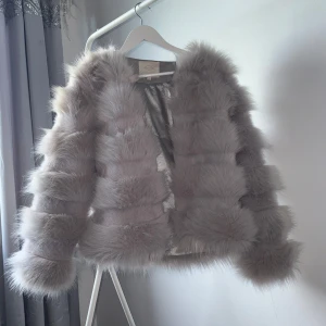 Fluffig päls jacka - Populär supersnygg grå fuskpäls jacka från Vera & Lucy, aldrig använts. ✨💗🌸 Storlek S, kan passa XS och M.✨köpt från affingos / Affingoshop. Säljs pga aldrig använts och inte min stil längre. Säljer flera andra flyffjackor  i andra färger/modeller🛍️