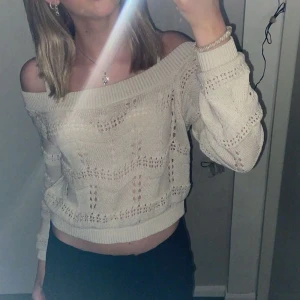 Only offshoulder topp - Trendig offshoulder topp från only i väldigt bra skick! Skriv vid frågor💕💕