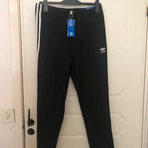 Adidas byxor helt nya. - Helt nya adidas byxor med prislapp. Aldrig använda, pris går att förhandla. 