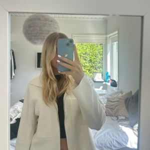 Kofta  - Jättefin vit kofta från Åhléns egna märke. Använd fåtal gånger, som ny!