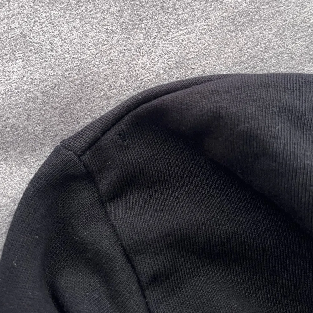 Lyle & scott-tröja i storlek M Tröjan är svart med vit tryck och i hyfsat skick. Det finns ett litet hål/märke vid ena axeln som knappt märks  (därav priset). Hoodies.