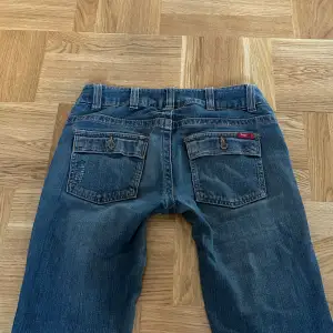 Jätte coola only jeans som jag säljer då de inte kommer till användning längre!! Midjemått: 41cm, Innerbenslängd: ca 78 💞