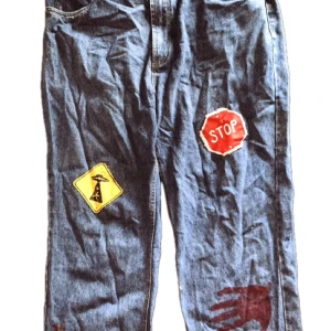 Over sized hemmagjorda jeans - Hemmagjorda patches och fickor med fräna tryck!