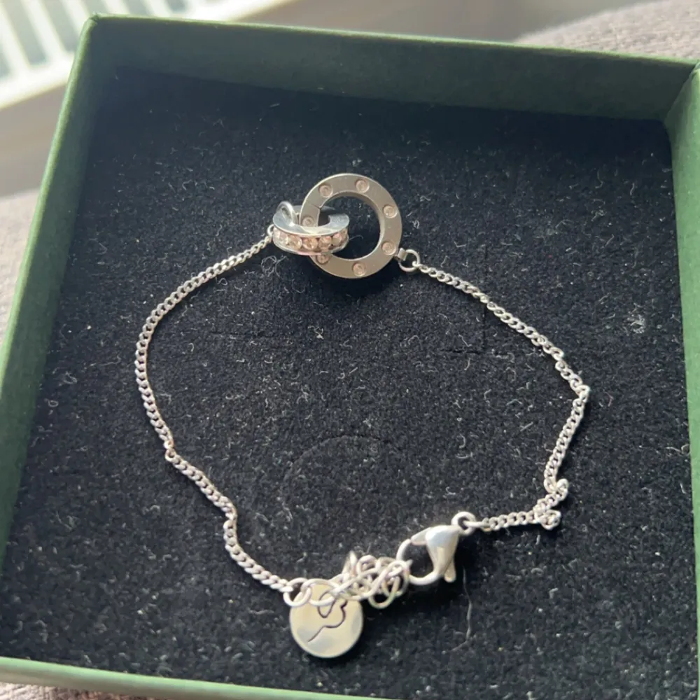 Ida bracelet mini steel från Edblad, har inga tecken på användning. Nypris 399 kr, hör av dig vid frågor! Pris kan diskuteras vid snabb affär🩷 Låda ingår!. Accessoarer.