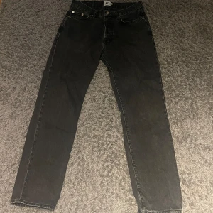 Svarta Jeans  - Säljer nu mina svarta jeans från lager 157, dom är sparsamt använda och finns inga direkta skador. Säljer dom då de inte kommer till användning och känns lite stora för mig. Gör gärna av er om det finns frågor.