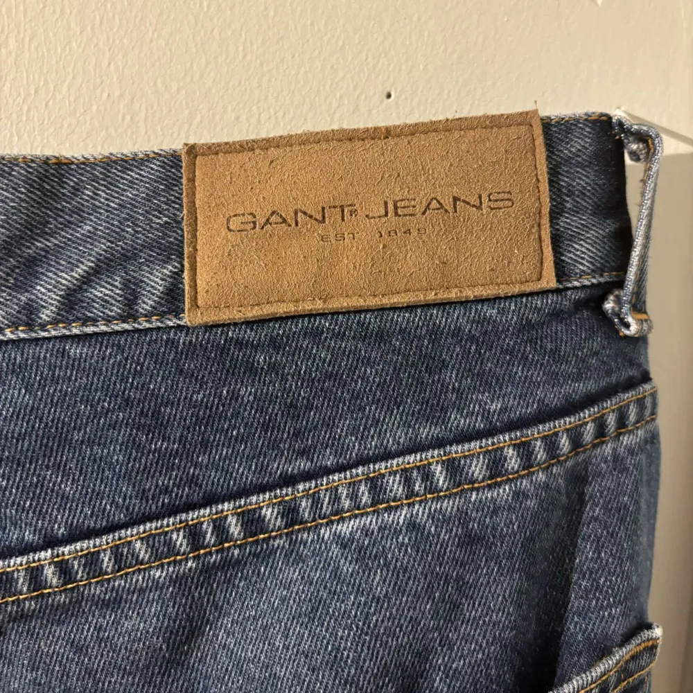 Ett par blåa jeans från GANT. Använda fåtal gånger och har inga defekter. Stolek 32. Modellen på bilden har stolek 32. Nypris 1400kr.. Jeans & Byxor.