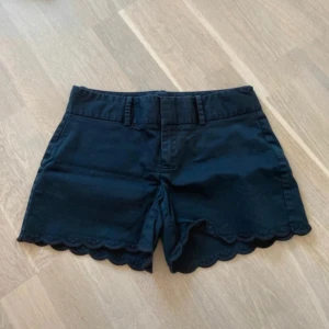 Svarta Shorts  - Lågmidjade shorts från Calvin Klein i stolek 0 vilket ger XS💗