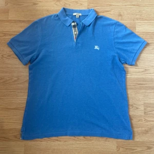 Burberry pike  - INTRESSEKOLL  Burberry piké  Skick 9,5/10 typ som ny Storlek L Tveka inte att skicka ett meddelande vid minsta lilla fundering  