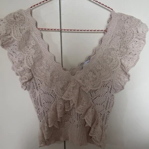 Zara topp - Jätte fin Zara topp med volanger som inte säljs längre. Använd ett fåtal gånger säljer den då den inte kommer till användning 