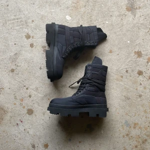 Rick Owens Megatooth Boots - Ett par helt nya Megatooth boots som släpptes iår. De är ifrån Rick Owens Drkshdw line. Kvitto, låda och totebag medkommer. Retail låg på 9000kr 