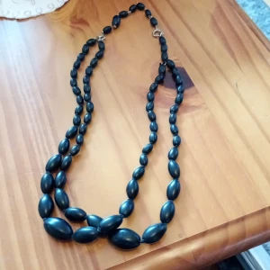 Pärlhalsband med stora svarta pärlor. - Pärlhalsband med stora svarta pärlor.