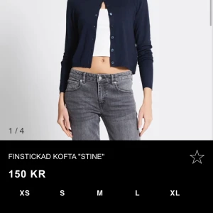 Kofta  - Helt ny kofta från lager.  Inga fläckar eller skador. Tråden i slutet är bara som bevis att den är ny om nån undrar❤️