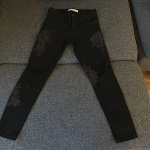 Svarta zarajeans  - Storlek 34, stretchiga, oanvända, håll i knäna, 85 cm lång